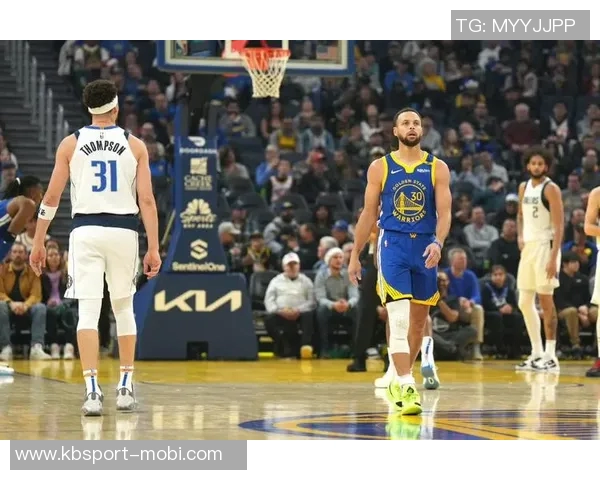 库里穿安踏克莱11代圣诞配色致敬兄弟情深水花重聚